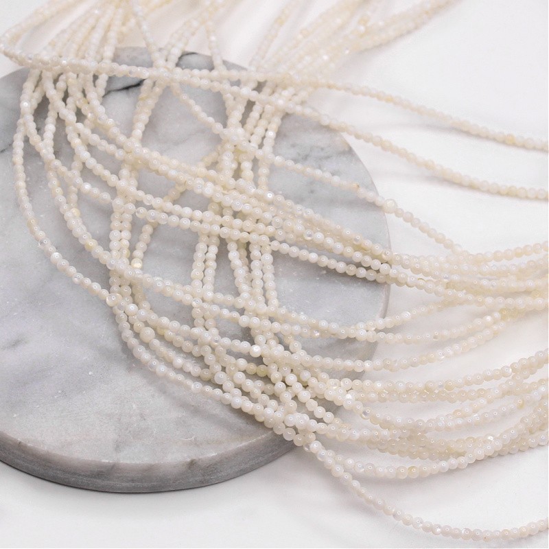 Koraliki z masy perłowej/ kulki białe ok. 2.5mm/ 37cm/sznur MUKU02A