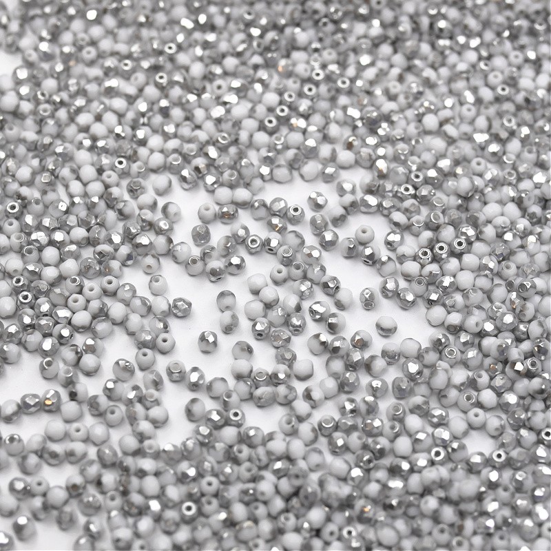Koraliki Czeskie/ kulki 3mm fasetowane/ white opaque vacuum coating silver/ 25szt/ SZGBKF03C118