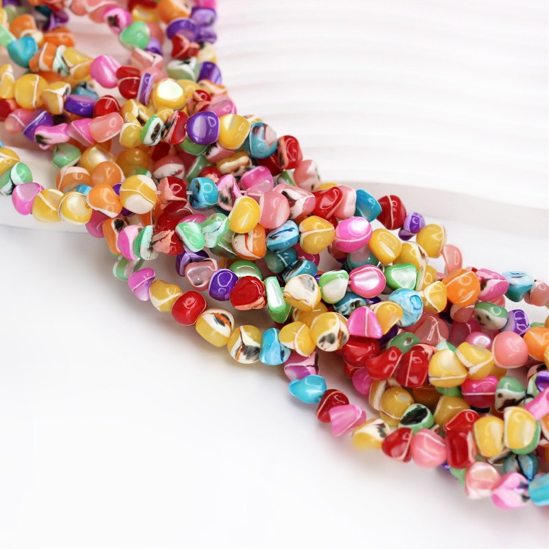 Pearl shell/mix of colors/irregular chips 7-8mm/cord 39cm MU235