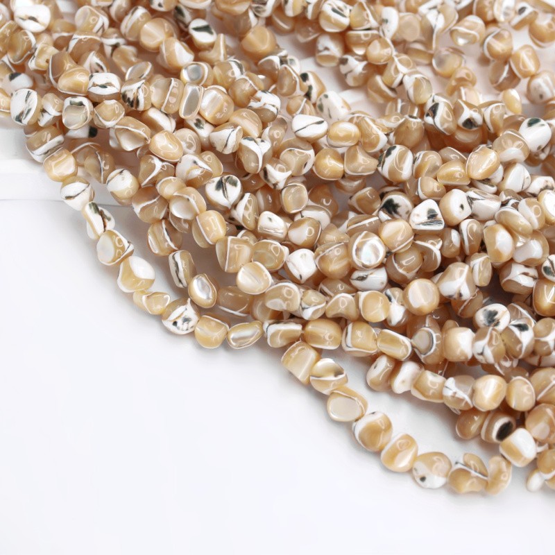 Koraliki z muszli perłowej/ jasny brąz/ nieregularne ok.5-11mm/ sznur ok. 39cm MU237