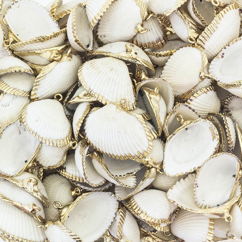 Shells, white pendants / gold 28x35mm 1pc. MU034