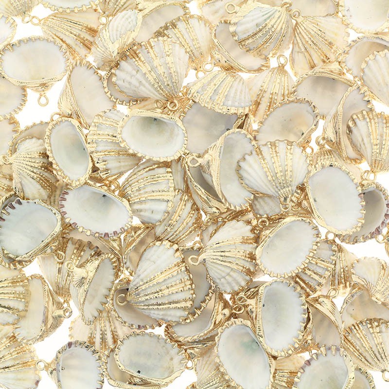 Shells, white pendants / gold 24x20mm 1pc. MU065