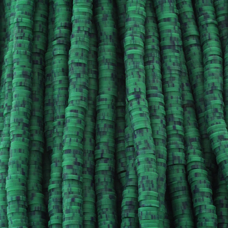 Katsuki beads / Snow / green with garnet / 6mm discs / 40cm rope / MOKA06179