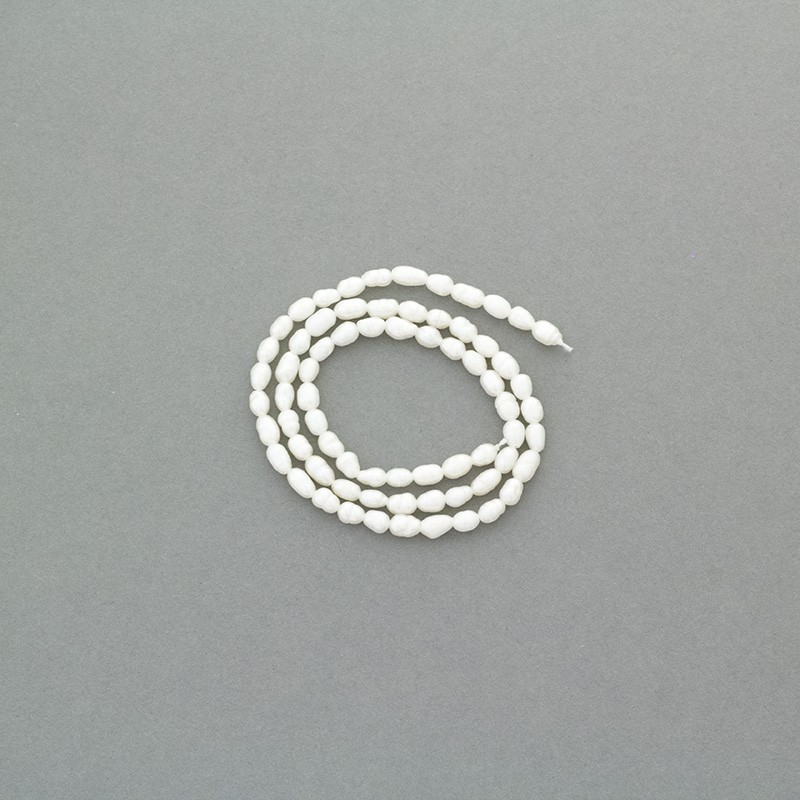 Freshwater pearls / white string 38cm / oval ribbed / 3.5mm PASW136N