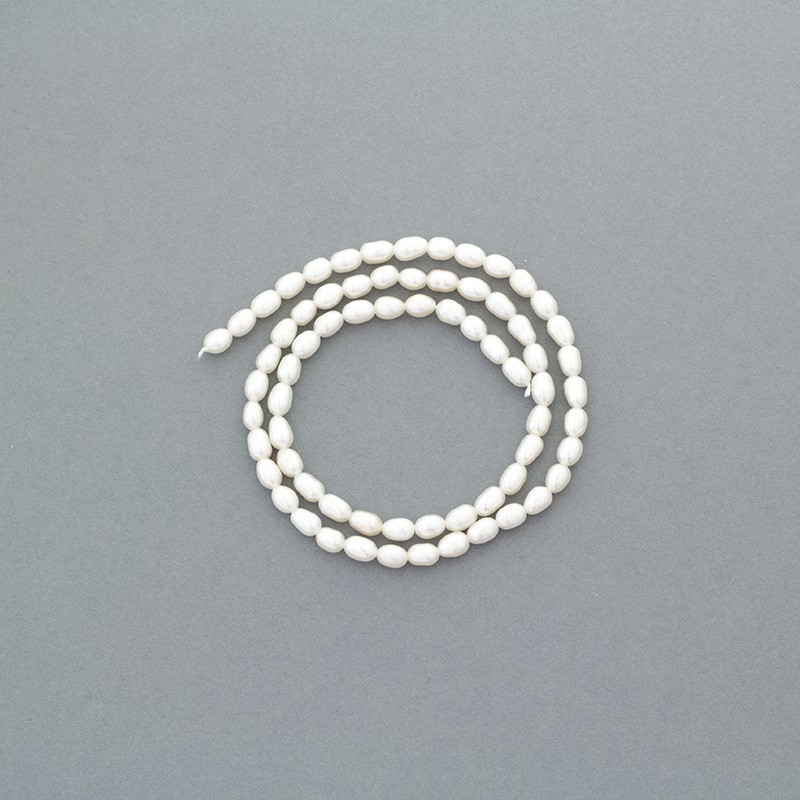 Freshwater pearls / white rope 38cm / oval / 4mm PASW139N