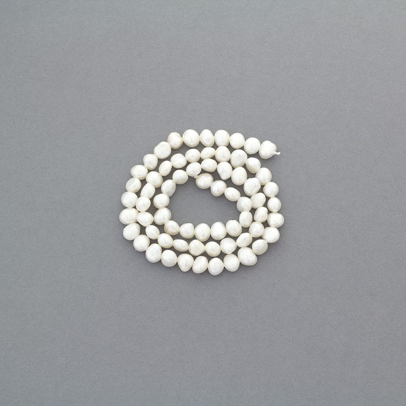 Freshwater pearls / white string 38cm / irregular / 5-6mm PASW152N