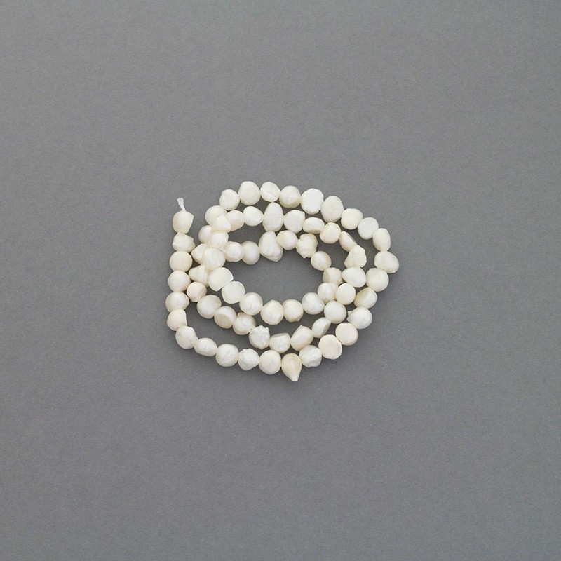 Freshwater pearls / white rope 38cm / irregular / 5-6mm PASW157