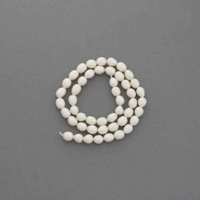 Freshwater pearls / white rope 38cm / oval / 6-7mm PASW161