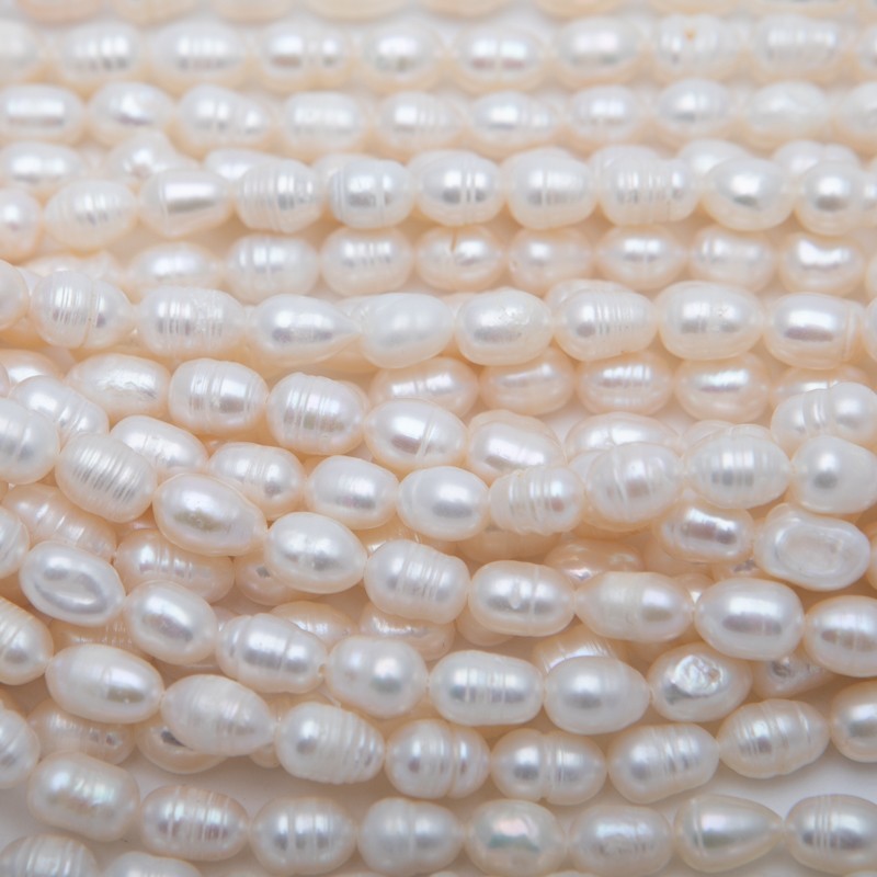 Freshwater pearls / white string 33cm / oval ribbed / 5-6mm PASW197