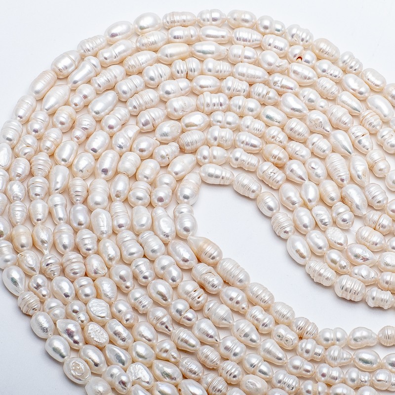 Freshwater pearls / white string 36cm / 7-8mm oval ribbed PASW202