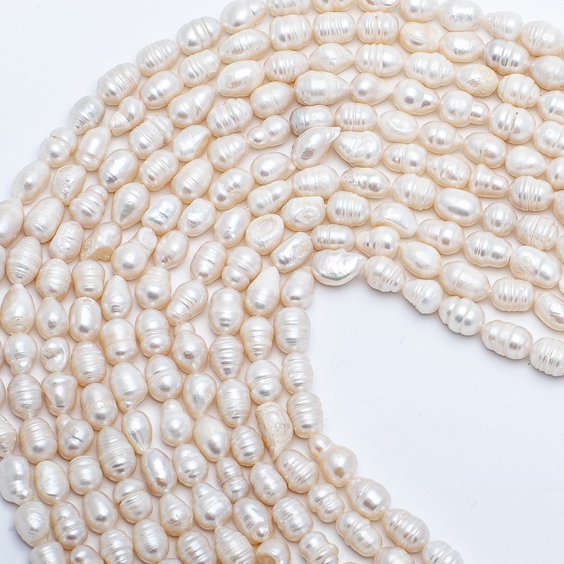 Freshwater pearls / white string 36cm / 8-9mm oval ribbed PASW207