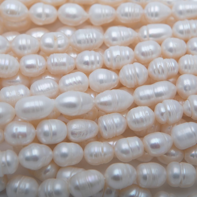 Freshwater pearls / white string 36cm / 9-10mm oval ribbed PASW208