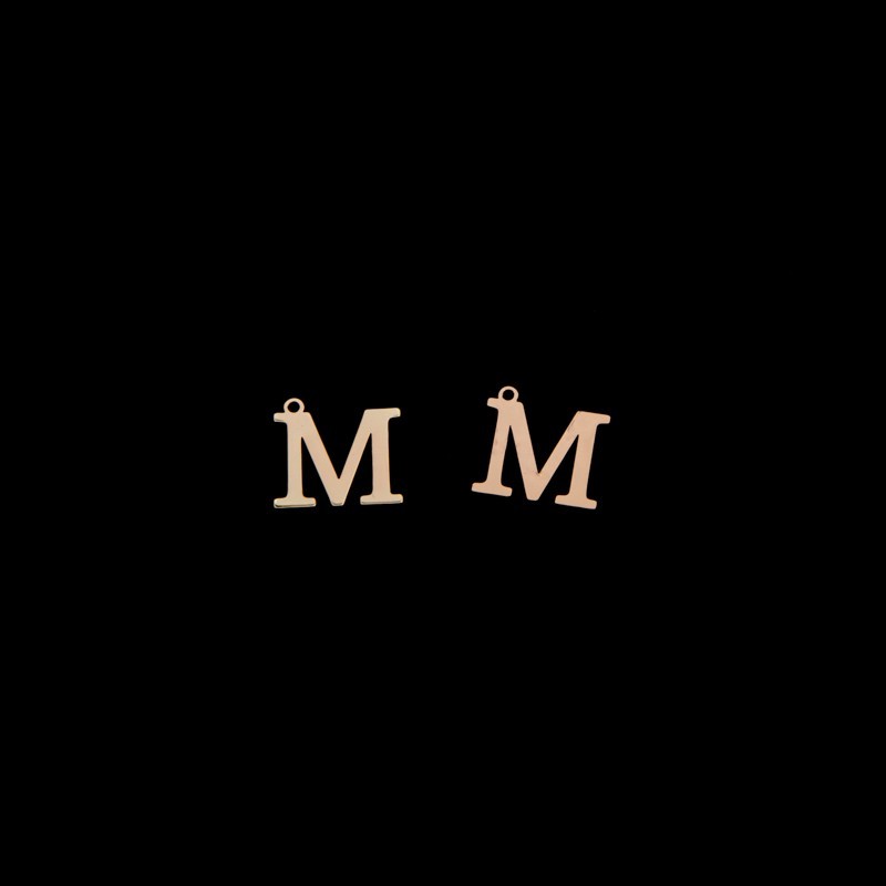 Zawieszka litera "M" / złoty/ 13x15mm 1szt AKGLM