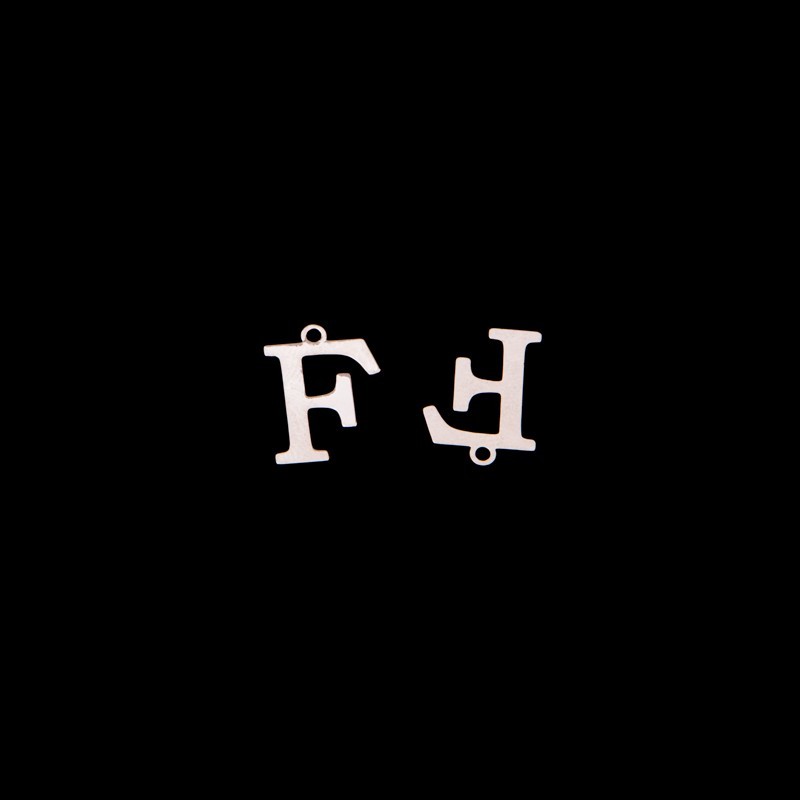 Zawieszka litera "F" / platynowy/ 13x15mm 1szt AKGLFP