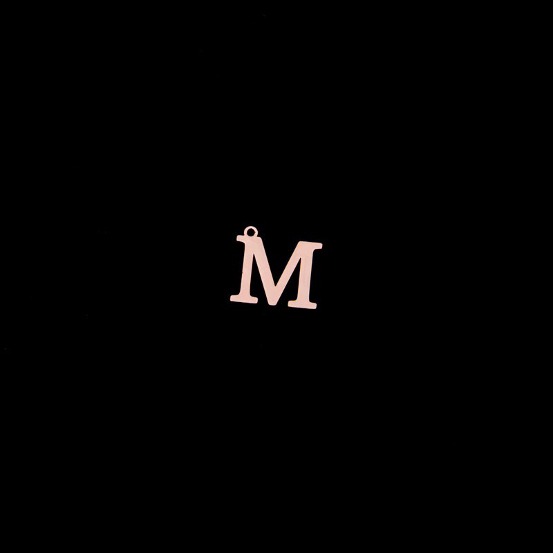 Zawieszka litera "M" / różowe złoto/ 13x15mm 1szt AKGLMR