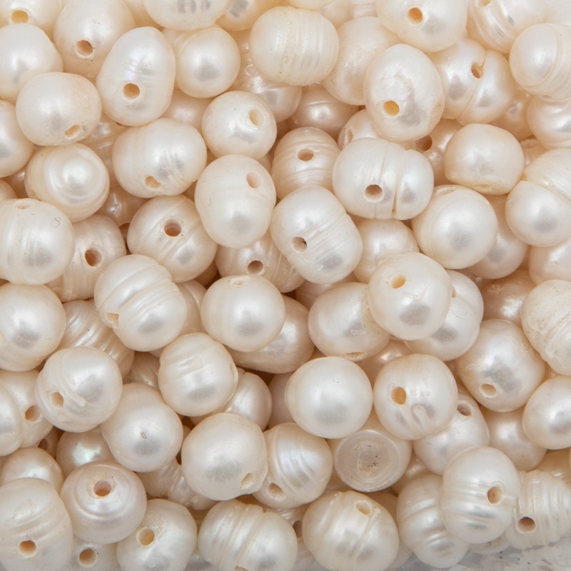 Freshwater pearls with a large opening / white / 8-9mm / oval ribbed / 1pc / PASW242