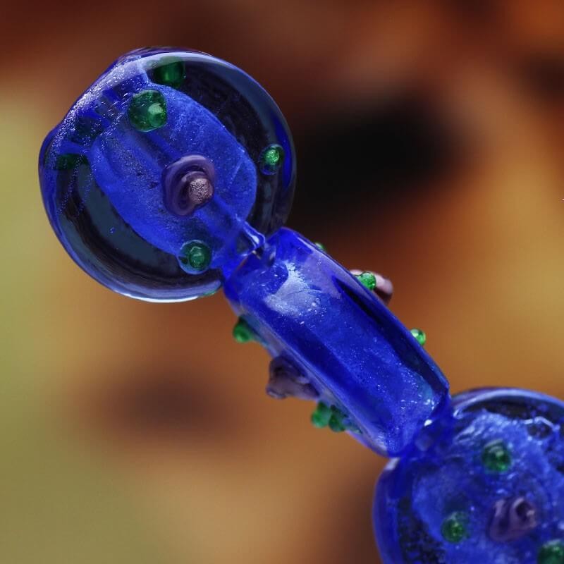 Pastylka z różyczką szkło weneckie kobaltowa 16 x 9mm 2szt SZWEPR008